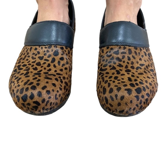 Dansko Leopard Print Fur Calf Hair Clogs 39 / 8.5 Slip-On Comfort Shoes - Picture 10 of 16